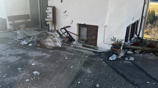 Verwüstung: So sah die bergseitige Fassade des betroffenen Hauses in Surava am Morgen nach dem Steinschlagereignis vom 10. auf den 11. März aus.