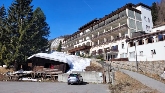 Macht einem grossen Tourismusresort Platz: Das geschichtsträchtige «Derby»-Hotel in Davos Dorf wird demnächst abgerissen.
