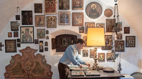 Hotelbetreiber und Museumsleiter Armin Trinkl stellt im Landvogthaus in Nidfurn seine Sammelstücke aus – unter anderem religiöse Bildnisse.