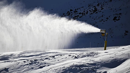Schneekanonen werden immer wichtiger: Weil die Schneesicherheit aufgrund der Klimaerwärmung abnimmt, ist in den Skigebieten künstlicher Schnee immer entscheidender. 