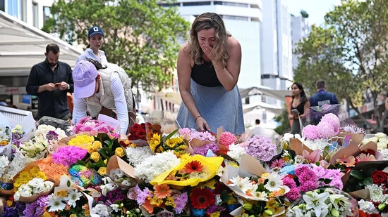 Voller Mitgefühl: Eine Frau bricht in unmittelbarer Nähe zum Tatort der Messerstecherei vom Samstag im australischen Sydney in Tränen aus.