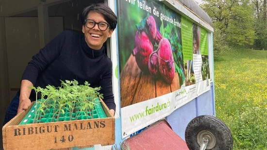 Sieht dem Gemüse beim Wachsen zu: Landwirtin Carolina Rusch Nigg stellt das Land zur Verfügung, auf dem die Genossenschaftsmitglieder Rüebli, Peperoni und Auberginen anpflanzen.