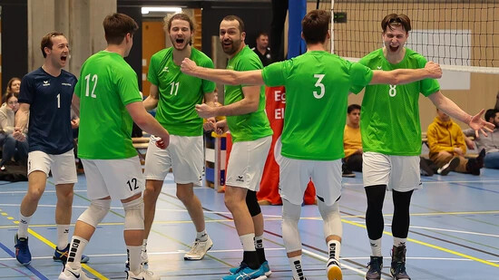 Grund zur Freude: Die zweite Mannschaft von Volley Näfels wird Schweizer Meister in der 1. Liga.