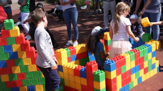 Bunte Welt: Am Spielfest im Churer Stadtbaumgarten können Kinder unter anderem mit grossen Legos spielen.