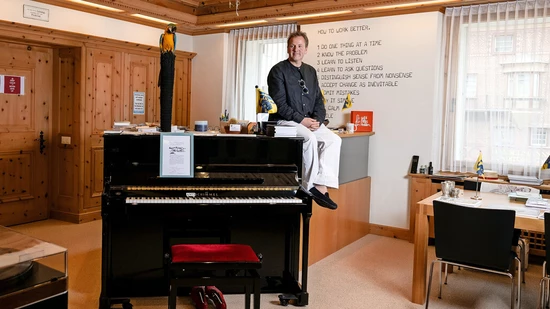 Kultur und Politik unter einen Hut gebracht: In Christian Jott Jennys Büro steht auch ein Klavier.