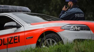 Die Kantonspolizei Graubünden sucht mehrere Unbekannte, die eine Bijouterie überfallen haben.