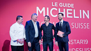 Drei Sterne: «Guide Michelin»-Direktor Gwendal Poullennec (re) gratuliert Franck Giovannini, Peter Knogl und Andrea Caminada.