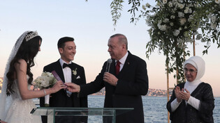 Der türkische Präsident Recep Tayyip Erdogan (rechts neben dem Brautpaar) war am Freitag Trauzeuge bei der Hochzeit des deutschen Ex-Nationalspielers Mesut Özil. (Archivbild)