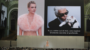 In der Nacht auf Freitag ist der verstorbene Modezar Karl Lagerfeld in Paris geehrt worden.