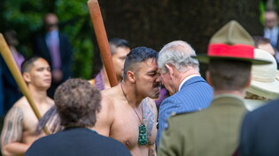 Prinz Charles beim Nasenkuss (hongi) mit einem Maori-Angehörigen in Neuseeland anlässlich des offiziellen Empfangs durch die Regierung.