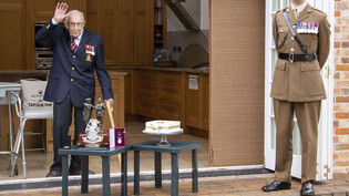 Der britischer Weltkriegsveteran Tom Moore, der in den vergangenen Wochen umgerechnet 36 Millionen Schweizer Franken an Spenden sammelte, feiert  seinen 100. Geburtstag.