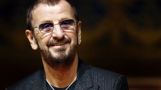 ARCHIV - Der britische Musiker Ringo Starr lächelt bei der Eröffnung seiner Ausstellung 'Arternativelight' im Ozeanographischen Museum. Der Ex-Beatle Ringo Starr feiert am 07.07.2020 seinen 80. Geburtstag. (zu dpa "Peace, Love  Rock'n'Roll: Ex-Beatle…