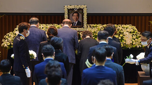 Hinterbliebene Familienmitglieder legen Blumen auf einen Altar für den verstorbenen Bürgermeister Park Won Soon während seiner Beerdigung im Rathaus von Seoul. Foto: YNA/dpa