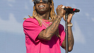 Der US-Rapper Lil Wayne ist in Florida wegen illegalem Waffenbesitz angeklagt worden. (Archivbild)