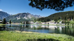 Die Hoffnung lebt: Bündner Tourismusorte – wie hier Arosa – rechnen im Sommer erneut mit vielen Schweizer Gästen.