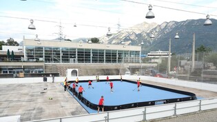 Open Air: In der Oberen Au steht ein öffentlich zugängliches Unihockeyfeld.