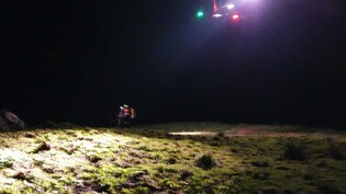 Der Rega-Helikopter bei seinem Nachtinsatz am Bockmattlistock.