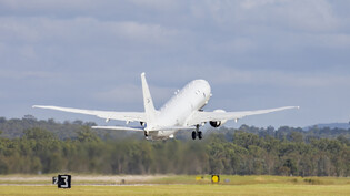 Ein P-8 Poseidon-Flugzeug der Royal Australian Air Force startet vom Luftwaffenstützpunkt in Amberly, um die Regierung von Tonga nach dem Ausbruch eines unterseeischen Vulkans zu unterstützen. Foto: Lacw Emma Schwenke/ADF/Royal Australian Air Force via…