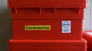 Transportboxen für Coronavirus-PCR-Tests im Kantonsspital Freiburg. (Archivbild)