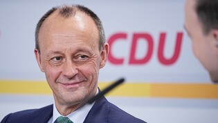Friedrich Merz, künftiger CDU-Bundesvorsitzender, verfolgt den Bundesparteitag der CDU im Konrad-Adenauer-Haus. Foto: Michael Kappeler/dpa