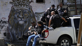 Militärpolizei besetzt die Favela Jacarezinho in Rio de Janeiro. Die Besetzung der Favela durch die Militärpolizei ist die erste Phase des neuen Programms der Regierung des Bundesstaates Rio de Janeiro zur Bekämpfung des organisierten Verbrechens und der…