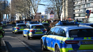 Fahrzeuge der Polizei stehen am Gelände der Heidelberger Universität. Auf dem Campus hat es nach Informationen der Deutschen Presse-Agentur einen Amoklauf gegeben. Ein Einzeltäter hat laut Polizei mit einer Langwaffe mehrere Menschen in einem Hörsaal…