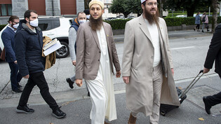 Qaasim Illi (links), und Nicolas Blancho (rechts) am 6. Oktober 2020 vor dem Bundesstrafgericht in Bellinzona. Die Vorstandsmitglieder des Vereins Islamischer Zentralrat Schweiz (IZRS) wurden heute verurteilt.