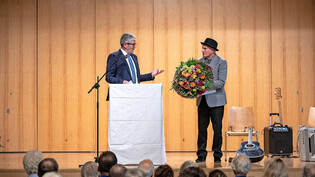 Höchste Kulturehre im Kanton: Regierungsrat Jon Domenic Parolini überreicht den mit 30 000 Franken dotierten Bündner Kulturpreis an den Senter Künstler Not Vital. 