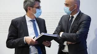 Gesundheitsminister Alain Berset (rechts) und Lukas Engelberger, Präsident der Konferenz der kantonalen Gesundheitsdirektorinnen und -direktoren (GDK), sind sich nicht einig darüber, wer bei einer allfälligen künftigen Explosion der Corona-Infektionen…