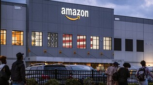 Amazon-Mitarbeiter beginnen ihre Schicht in einem Warenhaus auf Staten Island in New York. Die Gouverneurin von New York hat eine Diskriminierungsklage gegen Amazon eingereicht.