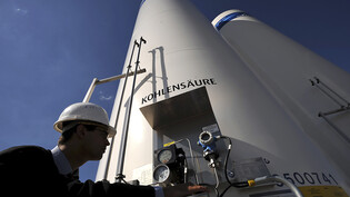 Ein Ingenieur prüft den Druck eines mit Kohlendioxid gefüllten Gasbehälters auf dem Testgelände des Deutschen Geoforschungszentrums in Potsdam. Die US-Regierung will Projekte zur Abscheidung und Einlagerung von CO2 mit 3,5 Milliarden Dollar fördern.