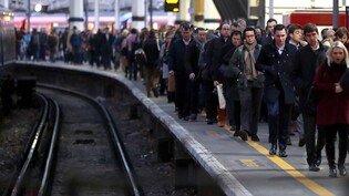 Bahnhof Waterloo in London: Mit Notfallplänen rüstet sich die Wirtschaft für einen möglichen Grossstreik bei der britischen Bahn. (Archivbild)