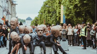 HANDOUT - Zahlreiche Zuschauer betrachten eine Vorführung des Staatlichen Puppentheaters Kaunas. Mit einer Veranstaltungsreihe hat Litauens zweitgrößte Stadt ihr Programm als Europäische Kulturhauptstadt 2022 fortgesetzt. Foto: Linas ·emgulis/Kaunas 2022…