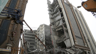 HANDOUT - Beim Einsturz eines im Bau befindlichen Einkaufszentrums im Südwesten Irans sind am Montag mindestens drei Menschen ums Leben gekommen und über 20 verletzt worden. Foto: Mohammad Amin Ansari/Fars News Agency/AP/dpa - ACHTUNG: Nur zur…