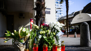Blumen und Kerzen erinnern an das Drama in Montreux. Fünf Mitglieder einer französischen Familie stürzten sich aus dem siebten Stock einer Wohnung. Nur der 15-jährige Sohn überlebte. (Archivbild)