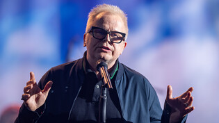 ARCHIV - Der deutsche Sänger Herbert Grönemeyer steht auf der Bühne der ARD-Benefizgala. Foto: Hendrik Schmidt/dpa-Zentralbild/dpa