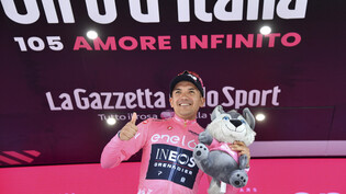 Daumen hoch bei Richard Carapaz: Der Olympiasieger aus Ecuador steuert seinem zweiten Giro-Gesamtsieg nach 2019 entgegen