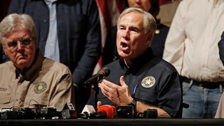 ARCHIV - Greg Abbott (r), republikanischer Gouverneur von Texas, spricht während einer Pressekonferenz. Foto: Dario Lopez-Mills/AP/dpa