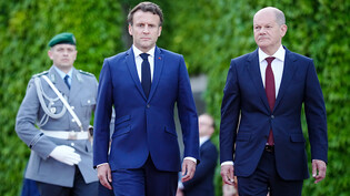 Bundeskanzler Olaf Scholz (r) und Frankreichs Präsident Emmanuel Macron telefonierten mit Kreml-Chef Putin und forderen das Kriegsende. Foto: Kay Nietfeld/dpa