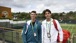 Seit Jahren gut befreundet: Die beiden Rüschliker Alexander Ritschard (li.) und Marc-Andrea Hüsler kommen am Dienstag im Tennismekka Wimbledon zu ihrem Grand-Slam-Debüt