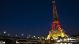Der Eiffelturm bei Nacht: den Franzosen ist die Shopping-Lust vergangen (Archivbild).