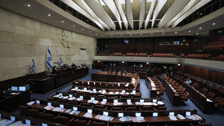 Ein Blick auf das Plenum der Knesset, Israels Parlament. Israels Parlament hat für seine Auflösung gestimmt und damit den Weg freigemacht für eine Neuwahl am 1. November. Damit ist Acht-Parteien-Regierung von Ministerpräsident Naftali Bennett nach nur…