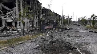 HANDOUT - Auf diesem von der Militärverwaltung der Region Luhansk zur Verfügung gestellten Foto sind beschädigte Wohngebäude in Lyssytschansk zu sehen. Foto: -/(Militärverwaltung der Region Luhansk/AP/dpa - ACHTUNG: Nur zur redaktionellen Verwendung im…