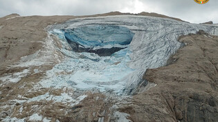 HANDOUT - Das Handout zeigt den Gletscherbruch in den Dolomiten. Bei einem massiven Gletscherbruch in Norditalien sind mehrere Menschen ums gekommen. Die Zahl der Todesopfer stieg damit auf mindestens sechs, wie eine Sprecherin der Rettungsleitstelle der…