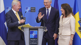 Der finnische Außenminister Pekka Haavisto (l-r), Nato-Generalsekretär Jens Stoltenberg und die schwedische Außenministerin Ann Linde in Brüssel. Foto: Olivier Matthys/AP/dpa