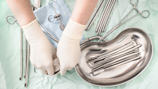 Eine Gynäkologin bereitet medizinische Instrumente für einen Schwangerschaftsabbruch  vor. (Archivbild)