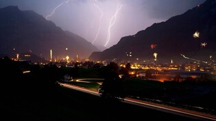 Trotz Gewitter kein aktuelles Bild: Am 1. August 2010 stiegen die Raketen in Konkurrenz mit Blitzen in den Glarner Nachthimmel. In diesem Jahr gab es ein Verbot dafür – und dieses wurde von fast allen eingehalten, sagt die Kantonspolizei Glarus.