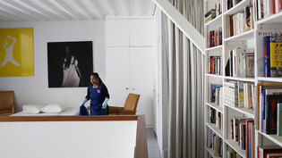 Eine Frau putzt vor einer neuen Buchung eine Wohnung in Paris, die über die Plattform Airbnb vermittelt wird. (Archivbild)