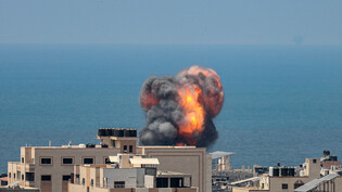 Nach einem israelischen Luftangriff im Gazastreifen steigen Rauch und Flammen aus einem Gebäude auf. Foto: Atia Darwish/APA Images via ZUMA Press Wire/dpa