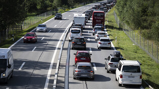 Der Rückreiseverkehr nach den Sommerferien staut sich am Samstag auf der A13 Richtung Norden, aufgenommen in Cazis, Graubünden. Die Durchfahrt durch mehrere Dörfer ist versuchsweise gesperrt.